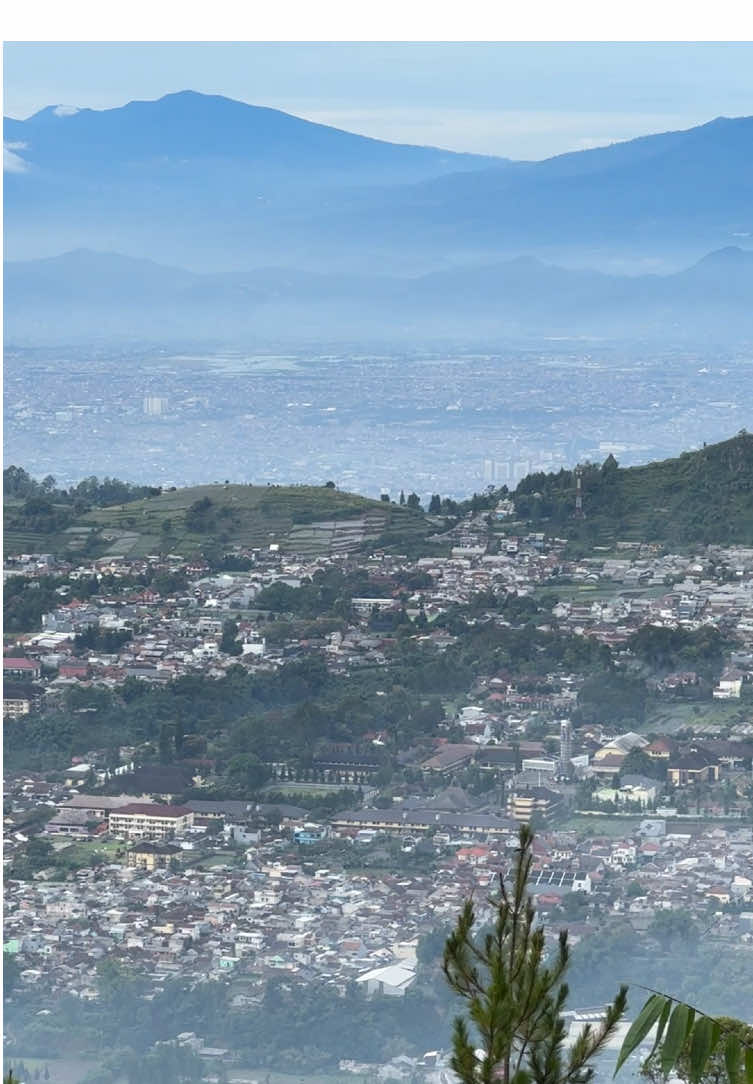 Warga lembang apakah ada tang kelihtan rumahnya dari sini 😍 indah banget ya dari ketinggian 📍Gn putri lembang  #gunungputrilembang #bandunghits #xyzbca #fyp #trending 