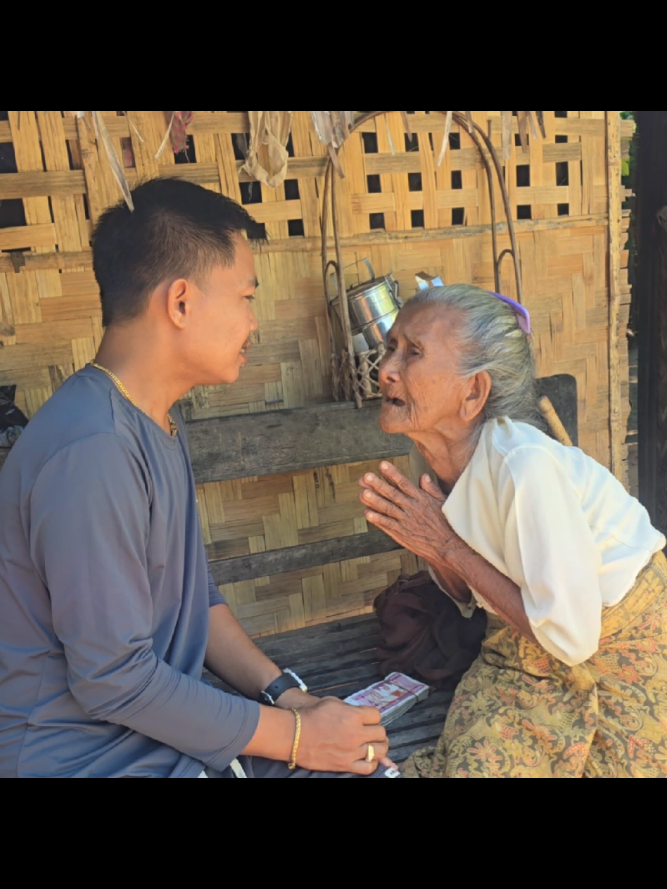 ကျနော်လာတယ်ဆိုတာအသံကြားတော့အပြေးလာပြီးအကူညီတောင်းရှာတယ်#အားကိုးရာမဲ့အဖွား  #ကိုကြီးပရဟိတmdy 