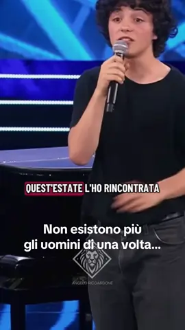 In un mondo dove fa notizia solo ciò che è brutto, non consideriamo che ogni parola crea un’egregora… un campo di energia che si espande e alimenta ciò su cui mettiamo attenzione. Se continuiamo a parlare di violenza, continueremo a nutrirla. Ma se scegliamo di parlare d’amore, di gesti puri, autentici, come dormire su una panchina solo per restare vicino a chi ami… allora inizieremo a cambiare davvero il mondo. 🌍♥️ Perché l’energia segue il flusso di ciò che comunichiamo. E l’amore… è la notizia più potente che possiamo diffondere. 🤍 #amore #sharethelove 