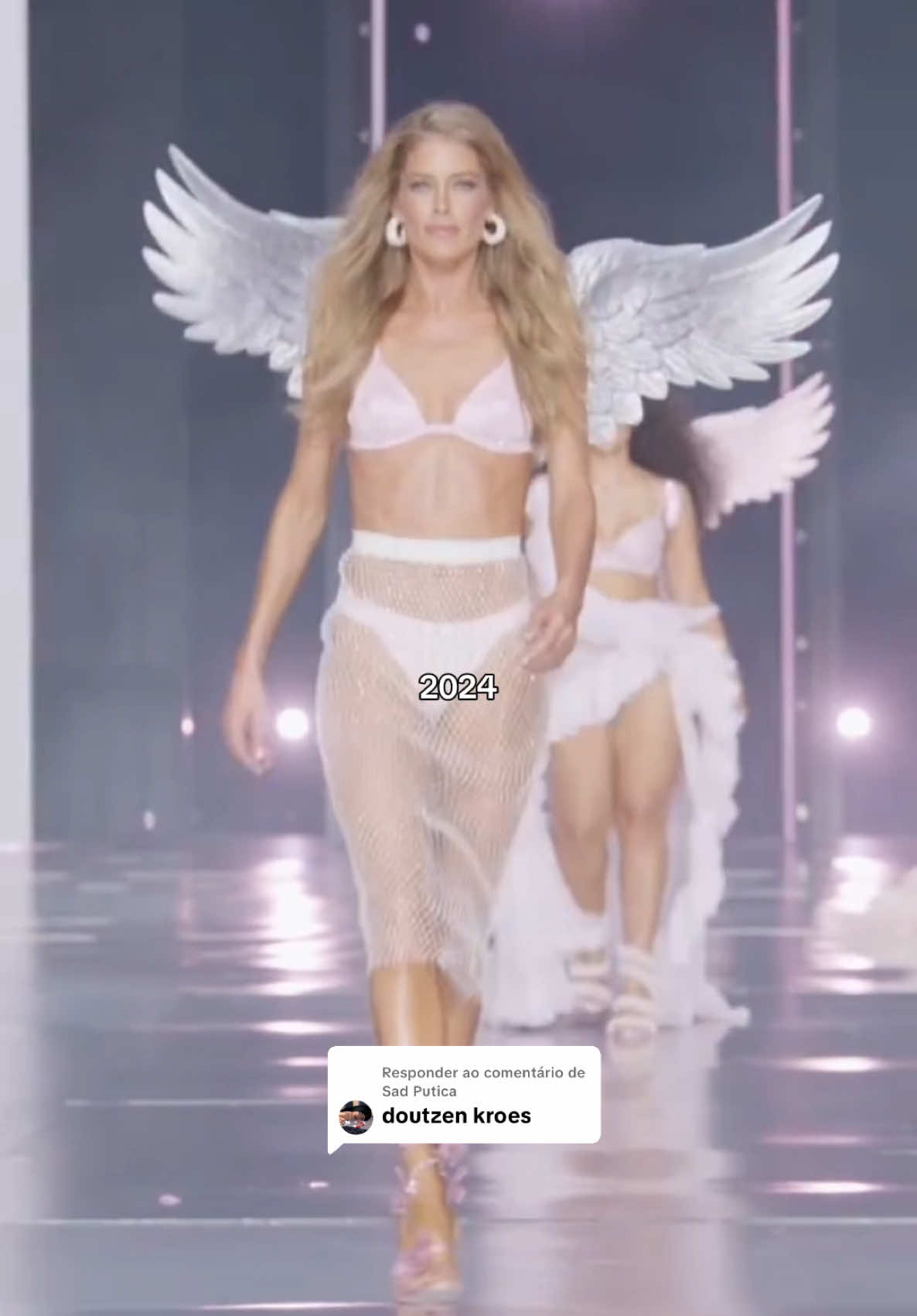 Respondendo a @Sad Putica #doutzenkroes no Victoria’s Secret Fashion Show de 2024 x 2005, na sua estreia na passarela da marca! 🌟 #TikTokFashion #vsfs 
