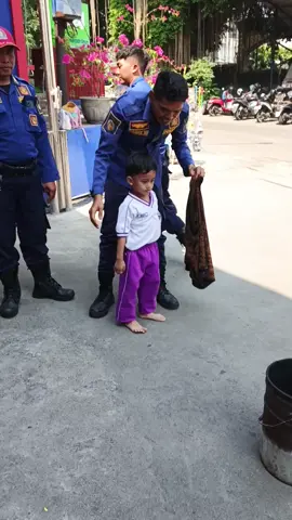 Belajar memadamkan api saat kegiatan ousting class di pemadam kebakaran kota gresik..  Pantang pulang sebelum padam 🔥🚒 #pemadamkebakaran #pemadamgresik 