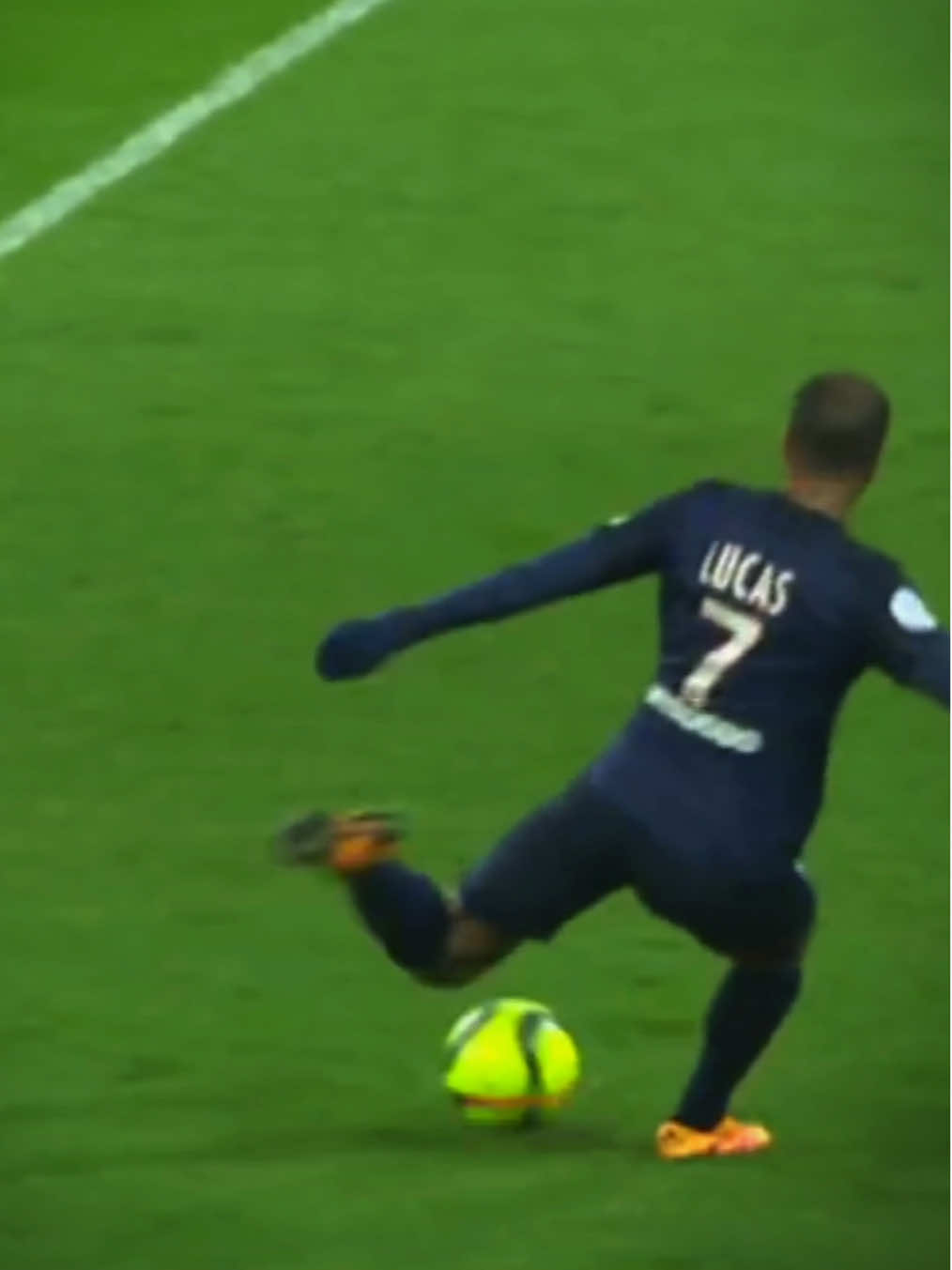 Be careful when you’re around Lucas Moura 👀 @yanis.2y #Ligue1 #ligue1mcdonalds #LucasMoura #PSG #footballtiktok 