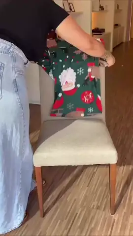 Entre no clima do Natal com estilo! 💫 Essas capas de cadeira deixam sua ceia ainda mais linda 🎅 E o melhor: tem várias cores e modelos pra combinar com a sua decoração 😍 ID: BGM-LGV-BXH (Shopee) #decoraçãodenatal #natal2025 #capadecadeira #festasdefimdeano #decoracaonatalina    