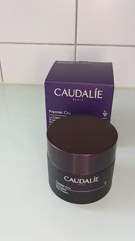 Crème Premier Cru  Produit offert  @Caudalie  Hello tout le monde!  ​Aujourd'hui, on plonge dans l'efficacité avec un soin anti-âge global qui fait l'unanimité : La Crème Premier Cru de CAUDALIE. Si vous cherchez une crème qui corrige tous les signes de l'âge, ne cherchez plus !  Cette pépite ne fait pas les choses à moitié. Elle cible 10 marqueurs de l'âge : rides, ridules, fermeté, volume, élasticité, taches, hydratation, éclat, ovale du visage et pommettes. Un véritable couteau suisse pour prolonger la jeunesse de votre peau. ​Une Formule Clean & Rechargeable 🌿, avec 98% d'ingrédients d'origine naturelle, elle respecte la peau et l'environnement. Le pot est en verre est réutilisable , une démarche éco-responsable qu'on salue chez Caudalie. Moins de déchets, plus de beauté ! Elle est parfaite pour tous les types de peau (même si une version 