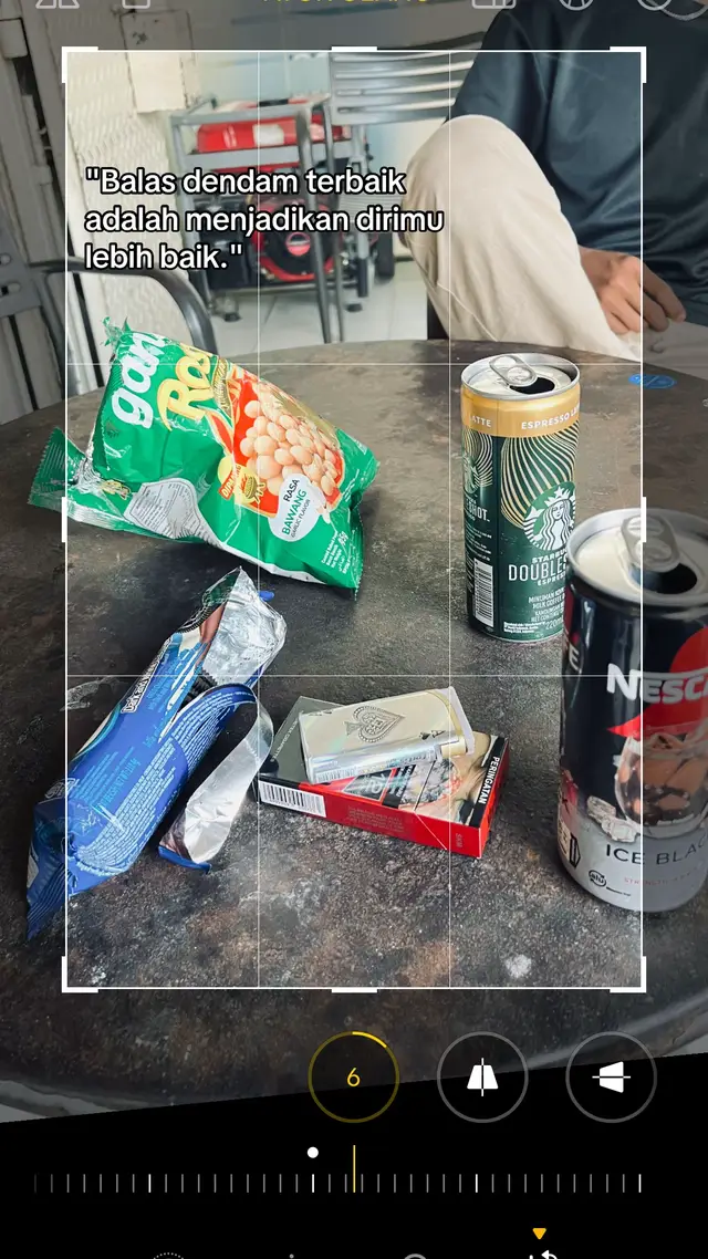 Bahan-bahan Adonan 170 gram tepung terigu protein sedang 20 gram tepung maizena 1/2 sendok teh garam 200 ml air 75 gram gula pasir 2 butir telur 1/2 sendok teh baking powder 1/4 sendok teh soda kue (baking soda) 1/2 sendok teh pasta vanila atau pandan (sesuai selera)  Topping Mentega atau margarin Gula pasir Susu kental manis (putih atau cokelat) Keju parut Cokelat meses Kacang tanah sangrai, cincang Cara membuat Campur bahan kering: Ayak tepung terigu, tepung maizena, dan garam ke dalam mangkuk. Aduk hingga rata. Buat adonan: Masukkan gula pasir, telur, dan air ke dalam campuran tepung. Aduk dengan whisk atau mikser hingga semua bahan tercampur rata dan tidak ada yang menggumpal. Anda bisa mengistirahatkan adonan selama 60 menit. Tambahkan bahan pengembang: Setelah didiamkan, masukkan pasta vanila, baking powder, dan soda kue. Aduk kembali hingga tercampur rata. Panaskan teflon: Gunakan api sedang cenderung kecil. Setelah teflon panas, tuang adonan dan ratakan hingga membentuk pinggiran. Tunggu hingga bersarang: Tunggu hingga gelembung-gelembung mulai muncul dan pecah di permukaan adonan. Taburkan sedikit gula pasir di atasnya. Masak hingga matang: Tutup teflon dan masak hingga bagian atasnya tidak lengket dan adonan matang sempurna. Angkat dan olesi: Angkat martabak dari teflon. Segera olesi seluruh permukaannya dengan mentega saat masih panas. Beri topping: Belah martabak menjadi dua bagian atau potong sesuai selera. Taburkan topping seperti meses, keju, atau kacang, lalu siram dengan susu kental manis. Sajikan: Martabak manis siap dinikmati selagi hangat. #foryoupage #4u #xybca 