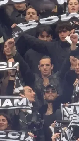 AMOR DISCO DISCO DI PLATINO. PER NOI. PER LA MIA CITTÁ. PER SEMPRE.