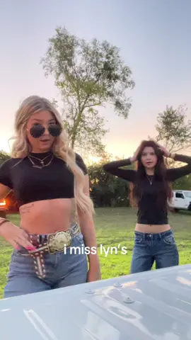 best brunette and blonde duo #fyp #viral #blonde #burenette #rodeo