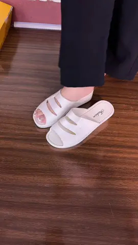 Dép trung niên mang êm chân lắm nè #depnu #depquaingang #deptrungnien #depdep 