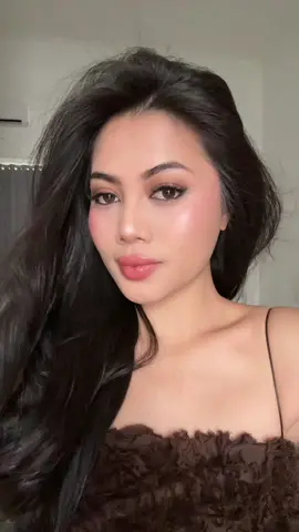 🤎 Skintint - rose all day Eyeshadow - sephora  Eyeliner - sister ann   Eyebrow - benefit Contour - guele  Highlighter - rare beauty Blush on - dior  Concealer - natasha denona  Setting powder - lancome  Lip products - nama beauty + maybelline 