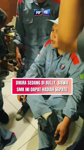 Sebuah kisah menyentuh hati datang dari sekelompok siswa SMK di Blora yang menunjukkan arti persahabatan sejati. Dalam video yang dibagikan, seorang siswa bernama Faisal awalnya tampak marah ketika tasnya dilempar oleh teman-temannya sebagai bagian dari prank.  Namun, suasana berubah haru saat ia membuka tas tersebut dan menemukan sepasang sepatu baru di dalamnya. Ternyata, sepatu itu hasil patungan teman-teman sekelasnya yang ingin memberikan kejutan. Wajah Faisal yang semula kesal berubah menjadi haru, bahkan ia meneteskan air mata bahagia saat mengenakan sepatu pemberian itu. Seluruh kelas pun bersorak gembira. #popfmindonesia #fyp #smk #blora #bullying  #prangko  Source : esteemje12