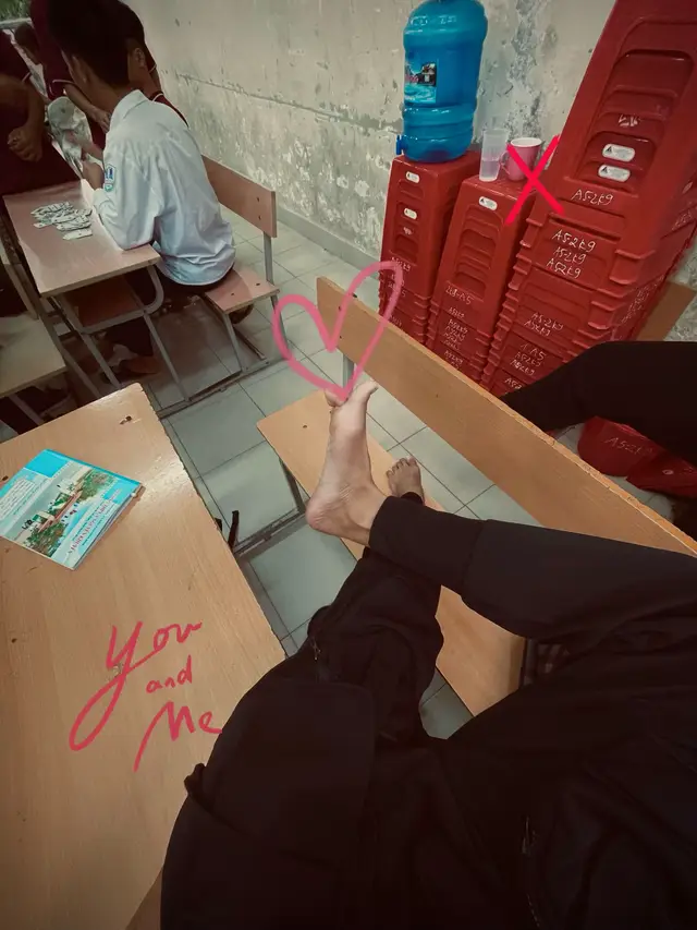 “你已經不理我了,我為什麼還記得?愛情已經 錯過了,為什麼我還要等待?” Người đã bơ, sao vẫn nhớ, tình đã lỡ, sao vẫn chờ?