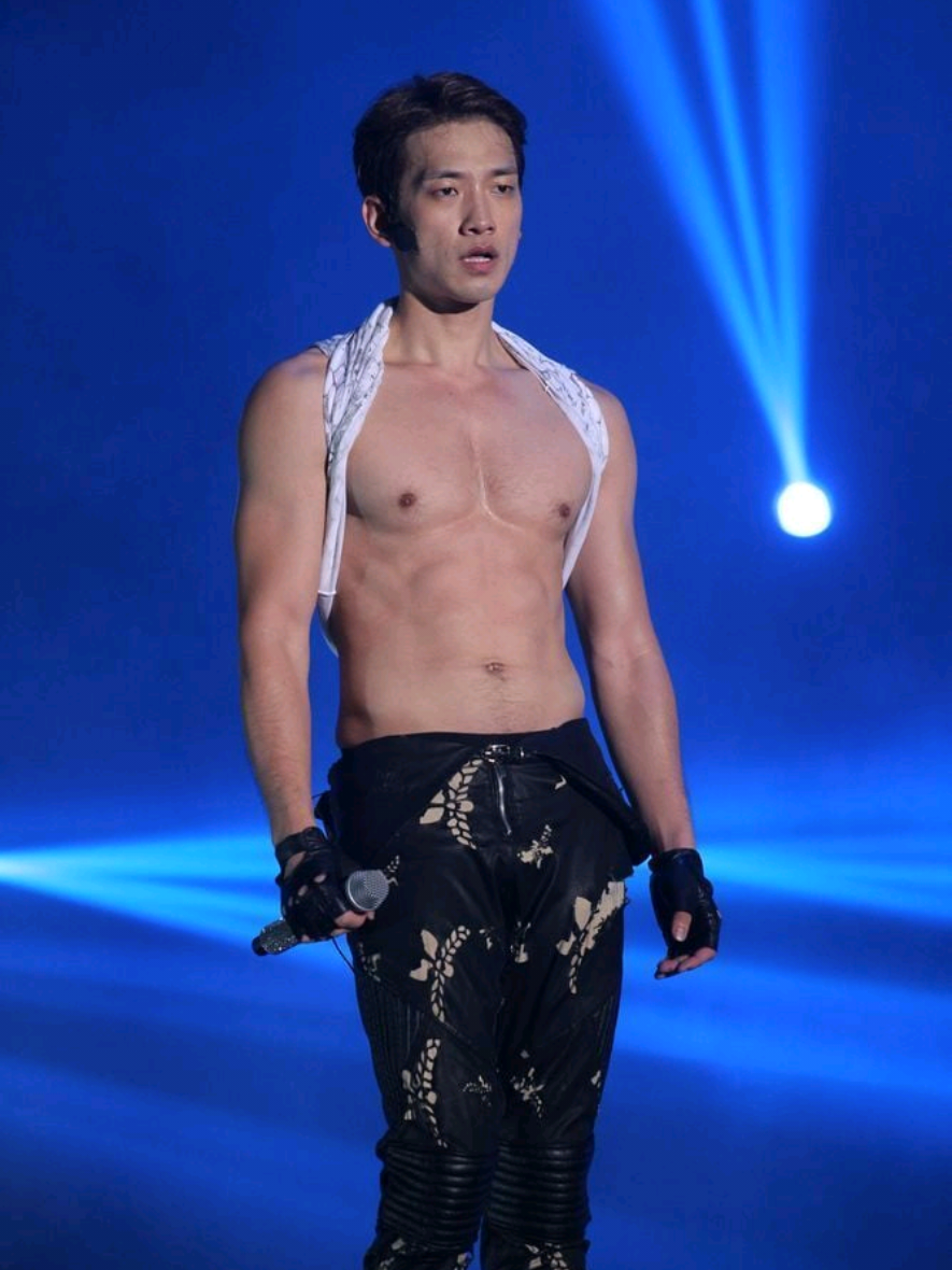 Bi Rain, idol đời đầu, ông hoàng Kpop, anh tôi là chồng của Kim Tae Hee.  Bi Rain (sinh ngày 26 tháng 6 năm 1982) ca sĩ nhạc Pop và RnB hàng đầu Hàn Quốc. 