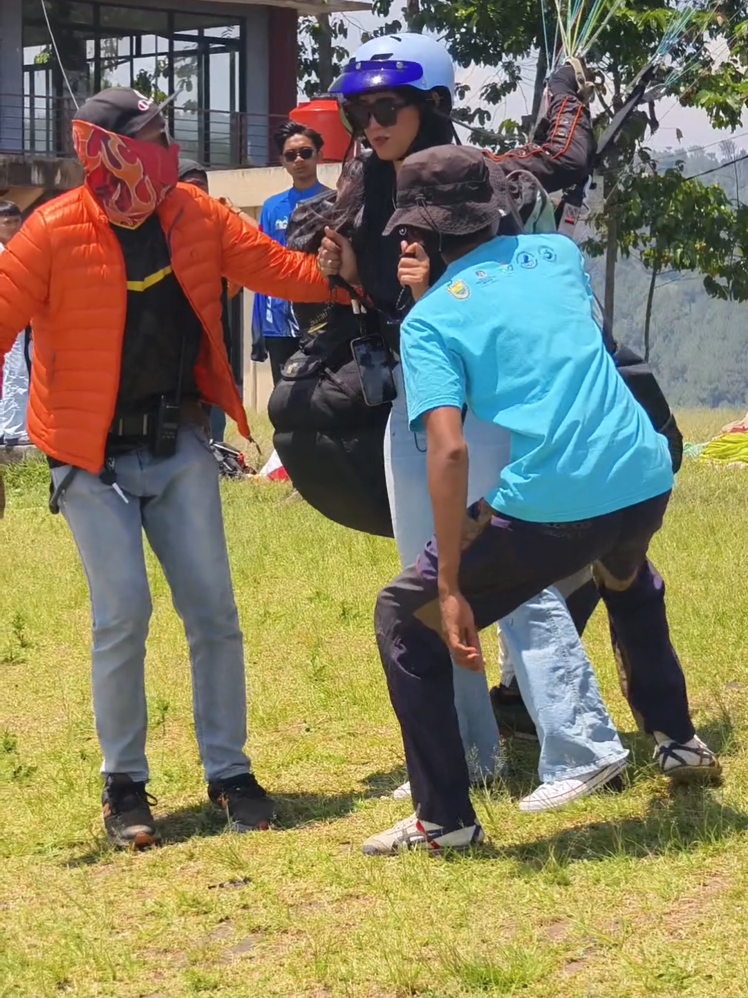 Membalas @erllyn_andrhea kan nanti terbangnya ditemenin. 😌 #orionadventures #paralayangbandungraya #paralayang #paragliding #bandung 