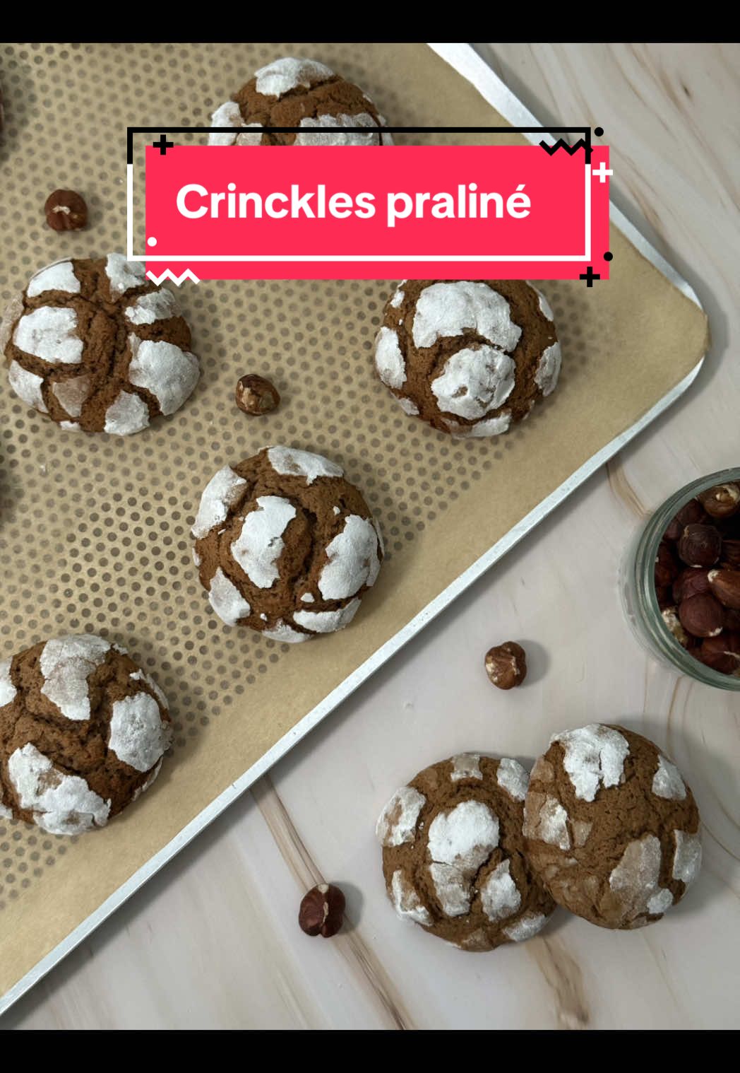 La recette qui sent l’automne à plein nez 🍂 Ces crinkles praliné sont croustillants dehors, fondants dedans… et surtout, ultra addictifs 🤎 🌰 Crinkles praliné - env. 24 pièces de 25 g Ingrédients : 	• Praliné : 160 g 	• Chocolat au lait : 40 g 	• Beurre doux : 50 g 	• Œufs : 2 (env. 100 g) 	• Cassonade : 55 g 	• Sucre vanillé : 1 sachet (ou 10 g) 	• Farine : 190 g 	• Levure chimique : ½ c. à c. (2 à 3 g) 	• Sel fin : 1 pincée 	• Sucre glace pour rouler Préparation : - Fais fondre le beurre et le chocolat. Ajoute le praliné et mélange. - Dans le bol du robot mélange les œufs, la cassonade et le sucre vanillé. - Ajoute le praliné/chocolat et mélange.  - Ajoute la farine, la levure et le sel. Mélange juste assez. - Filme et laisse reposer 2h au frigo (ou idéalement toute la nuit). - Forme des boules de 25 g et roule-les dans le sucre glace. - Enfourne à 180°C chaleur tournante, 11 à 12 min. - Laisse refroidir sur la plaque avant de les manipuler. Résultat : des crinkles crousti-fondants au bon goût de praliné… irrésistibles 🤤 Team praliné ou team tout chocolat ? 👀 #crinckle #recettefacile #patisserie #praline #bakingtok 