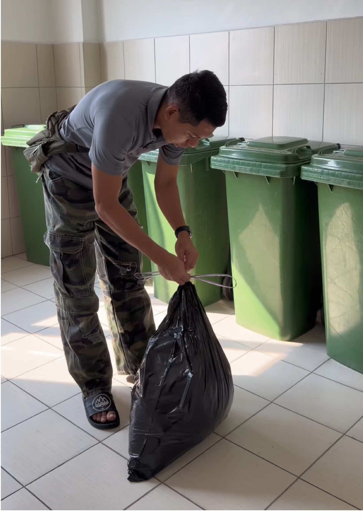 senang nak pegang senang nak ikat . dapat banyak ooo #plastiksampahtebal 