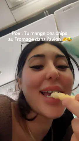 J’en loupe pas une ! #chips #avion #drole #cherinelife #fyp 