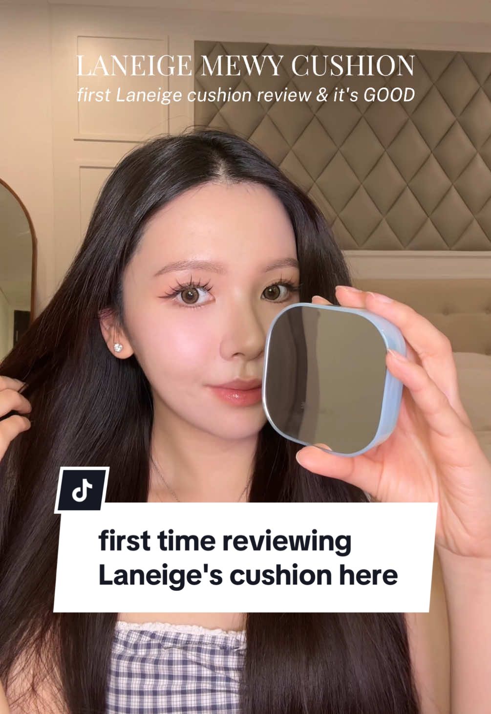 first time reviewing Laneige's cushion! finishnya di antara matte & dewy, pas untuk daily wear 🤍 cushion pertama aku dalam hidup juga dari Laneige (tahun 2015 kalau ga salah?), feels nostalgic coming back to Laneige in 2025 & finding out it's just as good as ever 🥹 #cushion #mewycushion #mattemeetdewy #worldwidemewy #laneigeid @Laneige Indonesia Official 