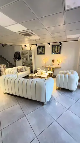🌸 Salon Tulipe – Élégance et confort signés Castle Deco 🌸 Un design raffiné qui allie modernité et finesse ✨ Fabriqué avec : 🪵 Bois rouge de haute qualité 🛋️ Mousse D30 pour un confort durable 🎨 Couleurs personnalisables selon vos goûts 🕒 Délai de fabrication : 10 à 15 jours ✅ Garantie 5 ans 💰 Prix exceptionnel : 169 000 DA au lieu de 180 000 DA ! 📍 Disponible au Showroom Castle Deco – Bir Khadem #CastleDeco #SalonTulipe #Mobilier #Décoration #Salon     