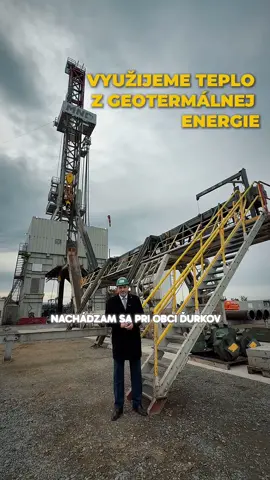 ZAČÍNAME PÍSAŤ NOVÚ KAPITOLU EKOLOGICKÉHO VYKUROVANIA KOŠÍC 🌱🌡️👏 ✅ Pri obci Ďurkov sa práve začína vŕtať do hĺbky takmer 4 kilometre.  Ešte v roku 2018 som tvrdil, že v tých vrtoch máme obrovský nevyužitý potenciál pre zelenú a udržateľnú budúcnosť Košíc. Po 30 rokoch plánov a čakania práve my spúšťame projekt, ktorý zmení spôsob, akým sa Košice vykurujú. 👌 Zo zeme budeme získavať vodu s teplotou 135 °C, ktorá po vybudovaní horúcovodu dlhého takmer 15 kilometrov privedie teplo až do našich radiátorov. 🌡️ Ak pôjde všetko podľa plánu, na prelome rokov 2027/2028 bude, verím, že až 80 % domácností v Košiciach vykurovaných ekologickým geotermálnym teplom. ♻️ Pred pár rokmi tomu málokto veril. Dnes sa sen stáva realitou. 💪 #kosice #geoterm #new #heat #foryou 