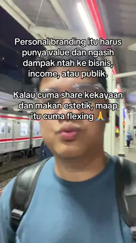 Disuruh personal branding, tapi kontennya malah 90% flexing. Siapa yang ngajarinn? 😭