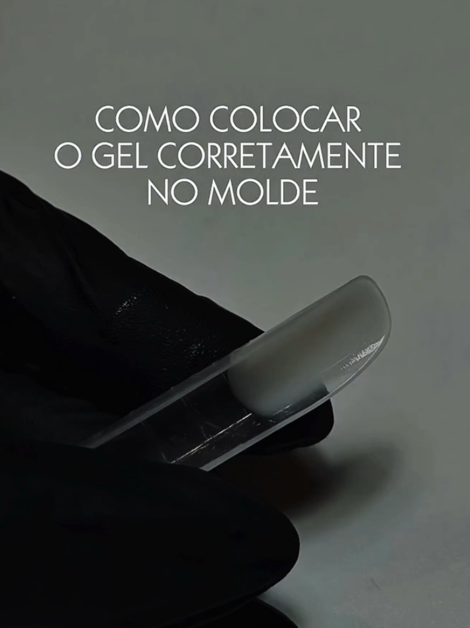 Tutorial simples e fácil com uma dica que pode melhorar e muito seu resultado no molde F1 ✨️ O molde F1 é uma ferramenta incrível, mas que exige muita teoria e técnica para ser dominado. Muita gente acha que é só colocar o produto e pressionar, mas o segredo está em como o produto é distribuído dentro do molde, na escolha do tipo certo e no encaixe perfeito para cada unha. É um molde que pede paciência, observação e estudo. No início, ele parece difícil: o produto escapa, o molde não encaixa, o resultado não fica natural. Mas, quando você entende o porquê de cada etapa, tudo muda. A partir desse momento, o molde F1 deixa de ser o vilão e se torna sua melhor aliada na construção. Eu compartilho esse tipo de conteúdo porque acredito que quem domina a teoria, domina a mesa. Se você quer evoluir na técnica e entender de verdade o que está por trás de cada resultado, siga o perfil, salve este vídeo e compartilhe com quem também quer dominar o molde F1 ❤️                                                   @Gicanails (rede vizinha)  #nails #unhas  #naildesigner #fyp #foryou 