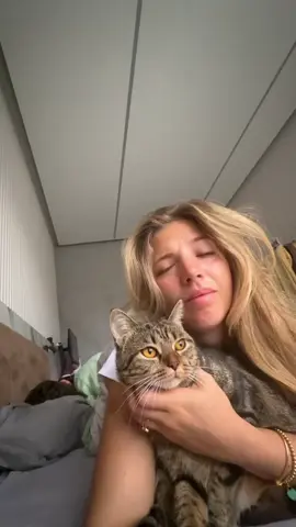 Вот такой денек получился :)  Хорошо , что есть гамма Глоу Энержи от Ив Роше, которая ухаживает за моей кожей ❤️ Кстати, сейчас действует акция: два ухода для лица по цене одного. В бутиках Ив Роше и на сайте до 2 ноября!