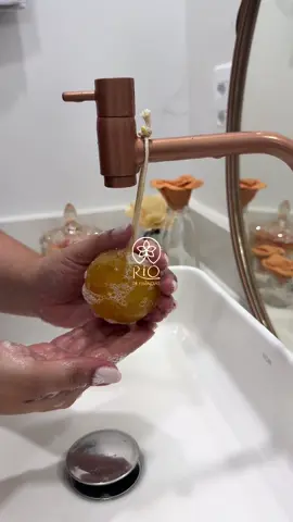 ✨ Sabonete Esfera com Esponja ✨ Um toque suave que transforma o banho em um ritual de cuidado e praticidade. 🫧 A esponja integrada potencializa a espuma, enquanto o sabonete limpa e perfuma a pele com delicadeza. Ideal para o dia a dia ou para presentear quem você ama. 💛 🌿 Produção artesanal Rio de Essências 🪷 #riodeessencias #saboneteartesanal #autocuidado #banhoespecial #produtosartesanais  