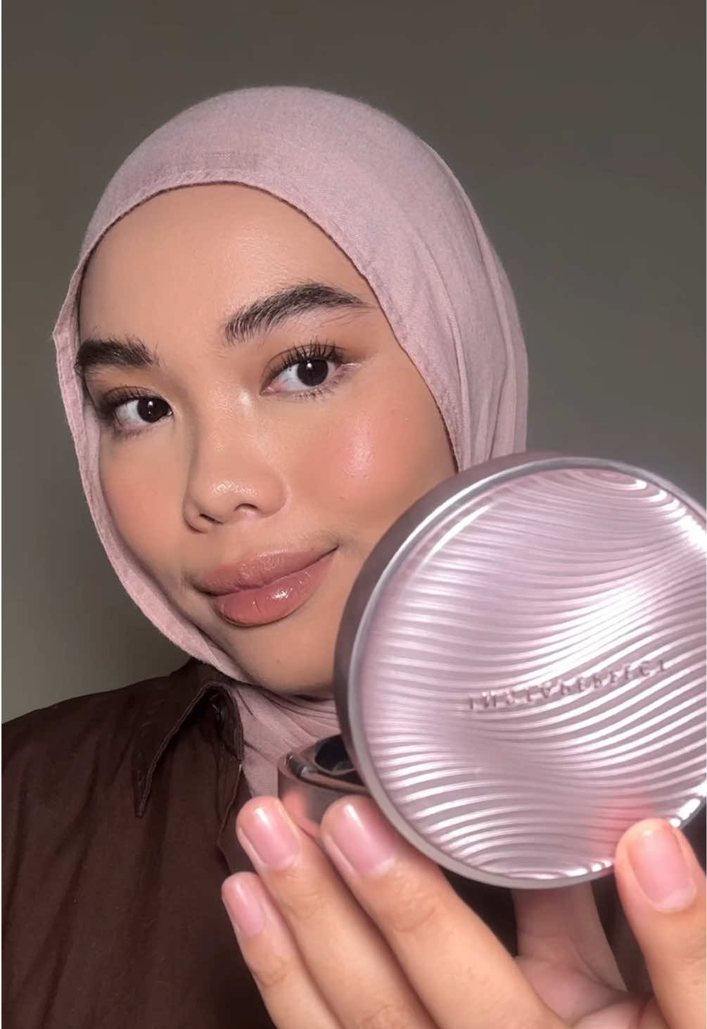 Look at how this Skin Glow Cover Mesh Cushion is serving ultra-thin texture with high coverage, thanks to the Micromesh Filter Technology! 💖 have you gotten yours?  In frame: Shade N32  #Instaperfect #CushionGlowInstaperfect #cushionviral 