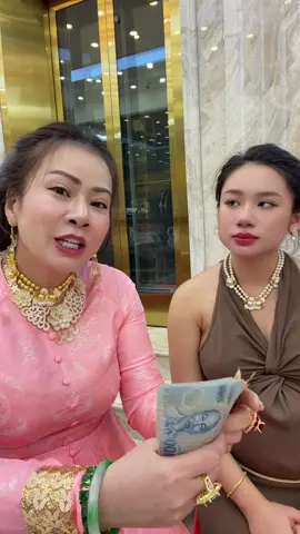 Tiền là núm ruột con ơi #tiemvangvankhanh #giaitritiktok #nutrang #daily 