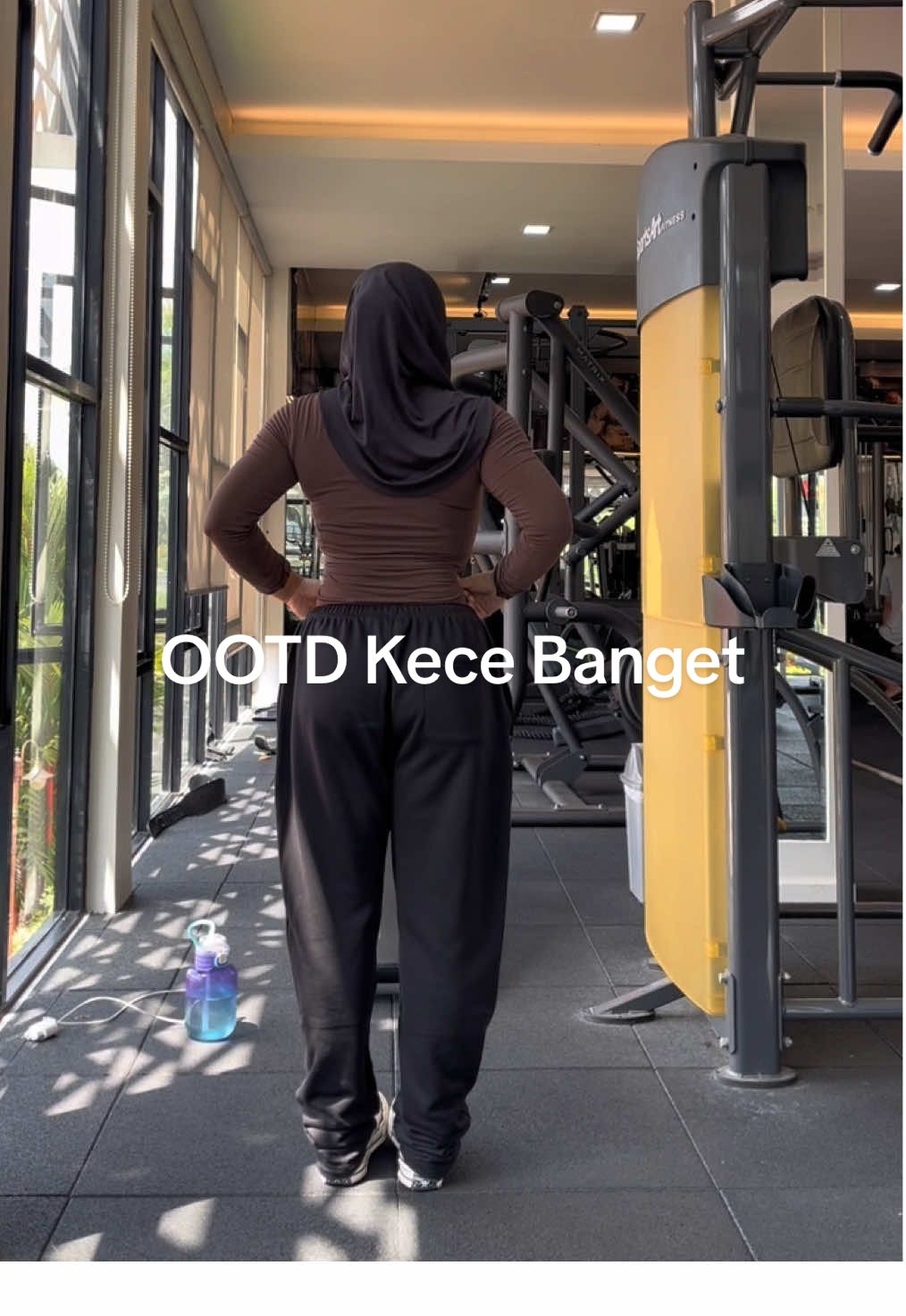 Celana kece dari Neveres koleksi baru bagusss banget, udah aku spill cek langsunggg. Lling pakai ukuran M #neveres #joggerpants #ootdgym #neveressportswear 