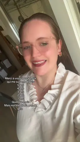 Salut à tous 🌸, Je voulais prendre un moment pour vous écrire ce message, parce que vous méritez mes mots autant que mes vidéos. Merci… merci d’avoir été là, d’avoir suivi mon parcours, de m’avoir épaulée, soutenue, fait sourire et même parfois rendu un peu aigrie 😅. Merci aussi de m’avoir consolée, de m’avoir permis de trouver derrière un écran de vrais amis _certains depuis cinq ans, d’autres depuis quelques mois seulement. Chacun de vous compte à mes yeux. Comme vous pouvez le voir, j’ai supprimé toutes les vidéos de mon compte, à part quelques-unes. C’était une décision importante pour moi, car j’ai réalisé que je m’étais trop exposée sur les réseaux, en partageant ma vie privée. J’ai également tout supprimé sur mon deuxième compte, où il ne reste plus aucune vidéo. Mais rassurez-vous, je reste présente ici 💛. Aujourd’hui, j’ai choisi de me reconstruire, de reprendre le contrôle de mon espace et de mon énergie, tout en continuant à partager avec vous ce que je souhaite, de manière plus saine et réfléchie. Mes DM restent ouverts, alors si vous voulez parler, échanger ou simplement dire bonjour, je suis là. Merci d’avoir fait partie de cette aventure avec moi, pour vos rires, vos messages, votre soutien. Même derrière un écran, vous avez été une vraie force dans ma vie. Et je suis impatiente de continuer à échanger avec vous, d’une manière qui me ressemble plus qui porte moins atteinte à ma vie et qui me fait du bien. 💫 Avec toute ma gratitude  Melanight ❤️‍🩹