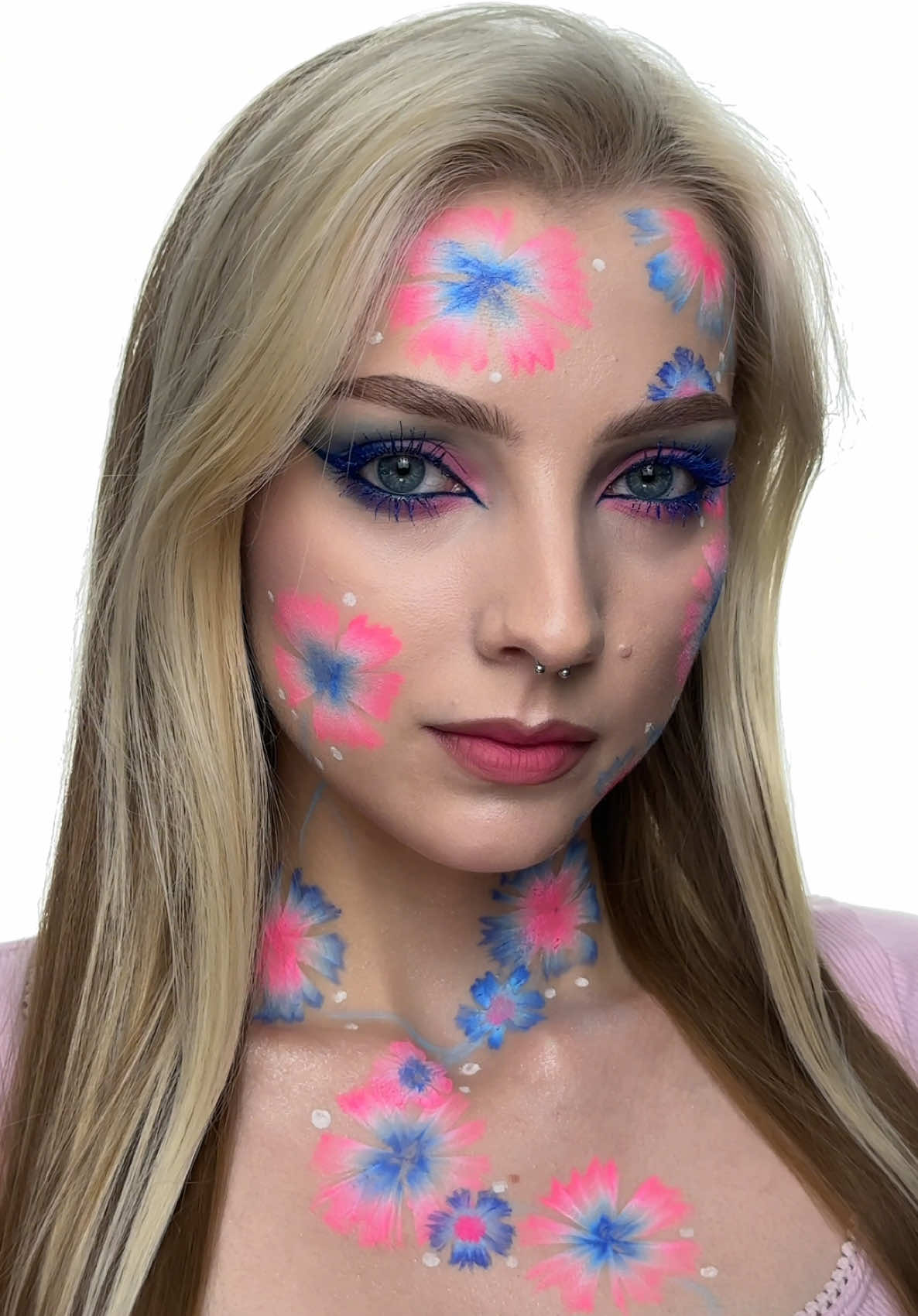 Самый залипательный макияж аквагримом в сплит-кейках 😍🌸 Арт. 531455381  #креативныймакияж #аквагрим #flowermakeup #makeupideas #vicate 