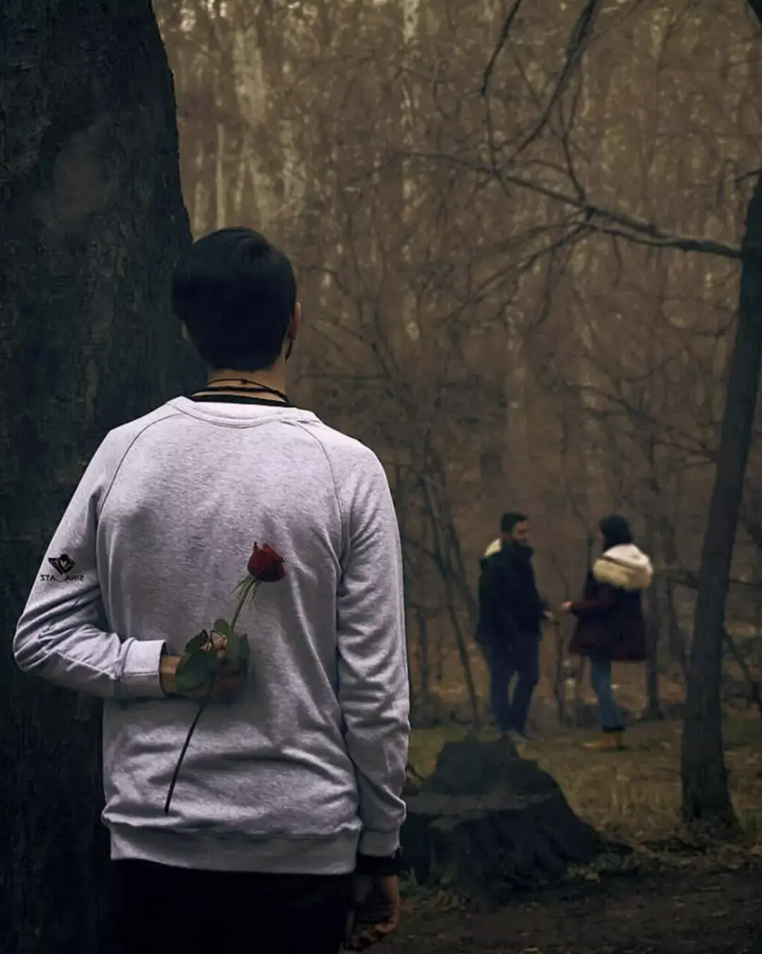 #foryoupage #fyp #viral #trending #sad ایک وقت تھا جب آن لائن آیا کرتا تو اسکا لاسٹ سِین سب سے پہلے دیکھا کرتا تھا,  اُسے آن لائن دیکھ کے میسج کیا کرتا تھا, وہ آف لائن ہوتی تو اُسکے آنلائن آنے کا ویٹ کرتا یا پھر کوئی غزل یا شعر سینڈ کر دیتا کہ جب وہ آنلائن آئے تو اسکو بھی میرا میسج دیکھنا اچھا لگے ,  اسکو بھی خوشی ہو کہ کوئی ہے جو میرا بھی انتظار کر رہا تھا اسکو چھوٹی چھوٹی خوشیاں دینا اچھا لگتا تھا ,  پھر ..... آہستہ آہستہ وقت بدلتا گیا , بدلتا گیا اور وقت کے ساتھ وہ بھی بدل گئ ..............  اب نیٹ آن کرتا ہوں , اب بھی اسکا لاسٹ سِین دیکھتا ہوں , پر اب ایک جلن اور تڑپ محسوس ہوتی ہے کہ وہ شخص جس سے ایک عرصے تک رفاقت رہی . اسکا اور میرا دیر رات میں آف لائن ہونا ایک ساتھ ہوتا تھا .... اب ...... وہ اکیلی جاگتی ہے کسی اور سے باتیں کرتی ہے پھر اسکا لاسٹ سین دیکھنے کے بعد کچھ دیکھنے کو دل نہیں چاہتا نیٹ آف کرتا ہوں , کچھ دیر موبائل کو سائیڈ پہ رکھ کر کہیں خیال میں کھو جاتا ہوں پھر ہوش آتا ہے تو پھر سوچتا ہوں دیکھوں .... دوبارہ دیکھوں کہ شاید وہ مجھے میسج کر دے , اسی بےچینی اور تجسس میں کئی گھنٹے بیت جاتے ہیں , پھر .....  پھرً اسکو میسج ٹائپ کرتا ہوں ....  کیا کرتی رہی اتنی رات تک , کیوں جاگتی ہو, سوتی کیوں نہیں ....... ؟  بس ابھی انگلیاں بے تابی اور کپکپی کے عالم میں یہ سوال لکھ ہی رہی ہوتی ہیں کہ ایک دم سے ایک خیال آتا ہے . کہ  کس کو لکھ رہا ہوں کس حیثیِت سے لکھ رہا ہوں یہ خود سے اُٹھنے والا سوال دل کو مار کے رکھ دیتا ہے اور پھر ان الفاظ کو مٹا دیتا ہوں اور کچھ دیر اس کو آن لائن دیکھتا ہوں اور پھر آنسوؤں کے چند قطرے تکیے کے دامن کو بھگو دیتے ہیں۔