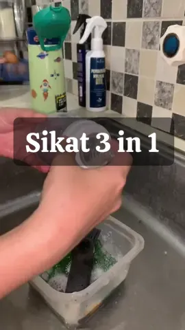 Bersihin botol sekarang makin gampang! Nggak perlu punya banyak sikat, cukup 1 alat ini udah bisa bersihin semua bagian — dari mulut botol, sela tutup, sampai bagian dasar yang susah dijangkau 😍 Desainnya lipat, praktis dibawa dan disimpan 💡 Bahan kuat, bulu sikat lembut tapi ampuh angkat noda bandel 💪 #SikatBotol3in1 #PeralatanRumah #LifeHackRumahan #AlatCuciBotol #HomeLiving 
