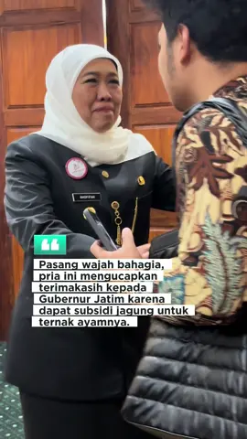 Seorang peternak asal Blitar menyampaikan rasa terima kasihnya kepada Gubernur Jawa Timur atas program subsidi jagung yang diberikan kepada para peternak. Bantuan tersebut dinilai sangat membantu menekan biaya pakan ternak, terutama bagi peternak ayam di tengah fluktuasi harga jagung nasional. Ia mengaku kini bisa bernafas lebih lega karena harga pakan menjadi lebih terjangkau dan usahanya kembali stabil. Program subsidi jagung ini merupakan salah satu upaya Pemprov Jatim untuk menjaga ketahanan pangan sekaligus mendukung keberlanjutan sektor peternakan rakyat di Jawa Timur. #fyp #viral #jatimterkini #jawatimur #jatimupdate 