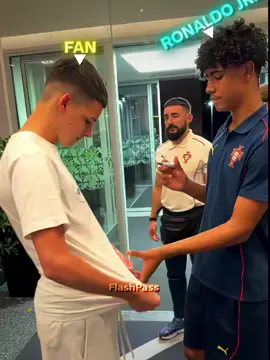 Ronaldo and Ronaldo jr. His The same autograph style..😳