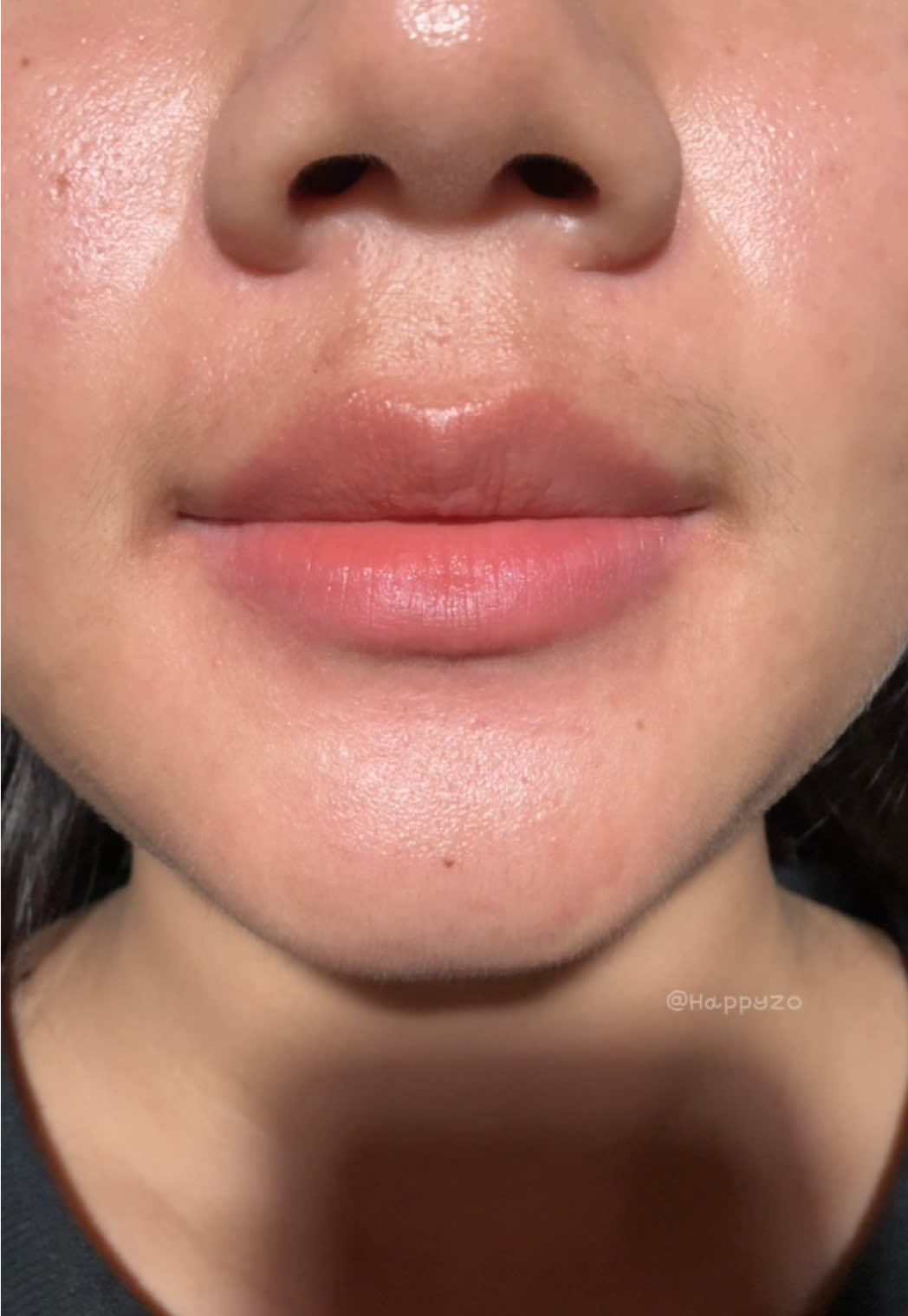 รีวิวจากที่ใช้จริงๆ❣️  ตอนทารู้สึกเนื้อลิปนุ่มเกลี่ยง่าย ถ้าทาย้ำสัก3 รอบ รู้สึกว่าถึงความเหนียวและเป็นขุยบ้าง    พอรอเซตตัวสัก  5-10 นาที ไม่ค่อยรู้สึกเหนียวแล้ว ถ้าใครปากแห้งระหว่างวันมีโอกาสตกร่องและเป็นขุย ความทน 4/5 แต่!!! เราลองคอมโบกับลิปกลอสแล้วความเหนียวดีขึ้นเลยย รู้สึกไม่หนักปาก  #teddytint25 #teddytint #ลิปmaybelline #ลิปติดทน 