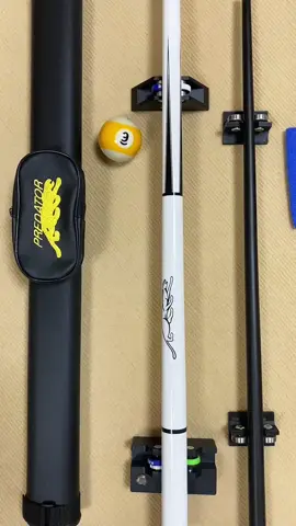 Saat tengah malam di ruang billiard,hanya stik billiard yang bisa menemaniimu.#cue #billiards #cuestick #stickbilliard #bucket #tip #cuetip #cuesports #tongkat 