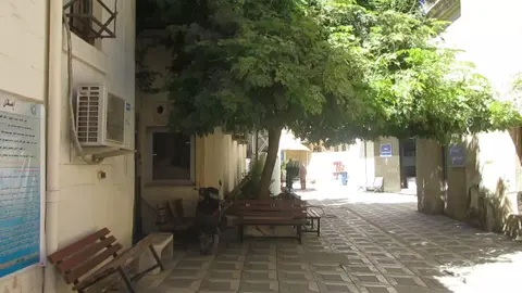مقعدٌ خضت وانا جالسٌ عليه نقاشات عفوية كثيرة مع كثير من الناس ، مع أصدقاء لم ارهم منذ أشهر  مع حبيبةٍ جميلة رقيقة ، هذا المقعد شهد الكثير من لحظاتي الجميلة  المعهد الطبي ، المكان هو باب المعظم تلك الساحة العجيبة لا تنفك تسحرنا برتابتها وبساطتها وتنوعها المرعب ، في هذه الساحة اتخذ المقعد له مستقراً ليستمع الي اتكلم وامازح أصدقائي ، واتغزل بحبيبتي ، واكوّن ذكريات لن انساها ابداً لا أعلم لماذا قمت بفتح هذا الحساب هنا ولما استمر برفع المحتوى عليه ، لكني اعرف انها كلها محاولات لكي اتجنب التفكير والحنين لاجمل سنين حياتي سنتين لن تتكرر ابداً ، كانت مليئة بالجمال لكنها لم تخلو من القبح ، لكني كنت طيراً ، حُرٌّ جداً إلى درجة لن أكون بها حراً مجدداً ابداً شكراً لهذا المقعد ولهذا المكان ، ولحائط قاعة 3 ولكرسي مختبر التخدير 1 ول 