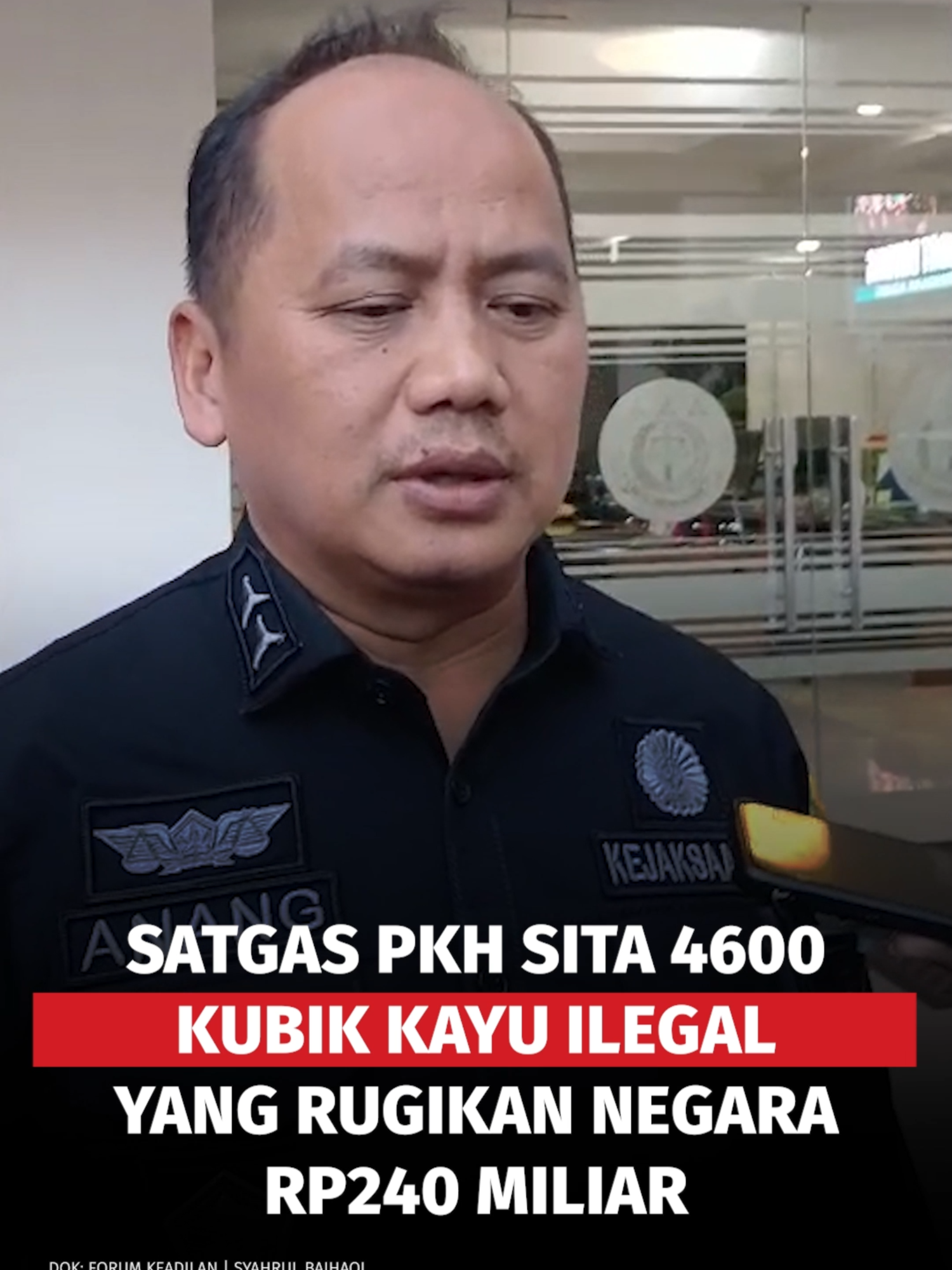 Tim Satuan Tugas Penertiban Kawasan Hutan (Satgas PKH) menyita sebanyak 4.600 m³ kayu ilegal asal Kepulauan Mentawai yang diduga rugikan negara hingga Rp240 miliar. Adapun dalam kasus ini, terdapat satu tersangka individu dengan inisial IM dan korporasi PT Berkah Rimba Nusantara (BRN). Kepala Pusat Penerangan Hukum (Kapuspenkum) Kejaksaan Agung Anang Supriatna mengatakan bahwa kayu hasil pembalakan liar tersebut berasal dari Hutan Sipora, Kepulauan Mentawai yang diduga dijual ke daerah Gresik. Baca lainnya di forumkeadilan.com #satgaspkh #kejagung #kapuspenkum #anangsupriatna #kayuilegal #pembalakanliar #kepulauanmentawai #hutanindonesia #ptberkahrimbanusantara #brn #hutanSipora #gresik #kerugiannegara #lingkungan #forumkeadilan