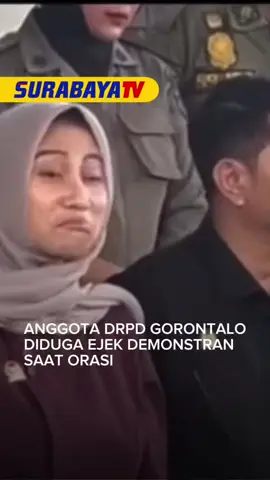 Anggota DPRD di Gorontalo Dheninda Chaerunnisa diduga mencibir pendemo yang menyampaikan aspirasi di kantor DPRD, pada Senin (13/10/2025). Respons Dhenida saat pendemo berorasi itu viraldi media sosial dan mendapat kecaman dari netizen karena hal itu dinilai tak pantas dilakukan pejabat publik. Diketahui, Dheninda Chaerunnisa merupakan Ketua Komisi III DPRD Kabupaten Gorontalo Utara, Gorontalo. Dalam video yang beredar, Dheninda berdiri di barisan depan bersama sejumlah anggota dewan lainnya. Dheninda tampak menampilkan ekspresi senyum sinis dan gestur memanyunkan bibir, ketika salah satu orator tengah berorasi menyuarakan tuntutan rakyat. Aksi seringai politisi Nasdem itu dinilai publik tidak menghormati massa aksi. Bahkan ekspresi Dheninda memicu kecaman dari warganet, usai videonya viral di sosial media. #viral #beritaviral #beritaterkini #surabayatv 