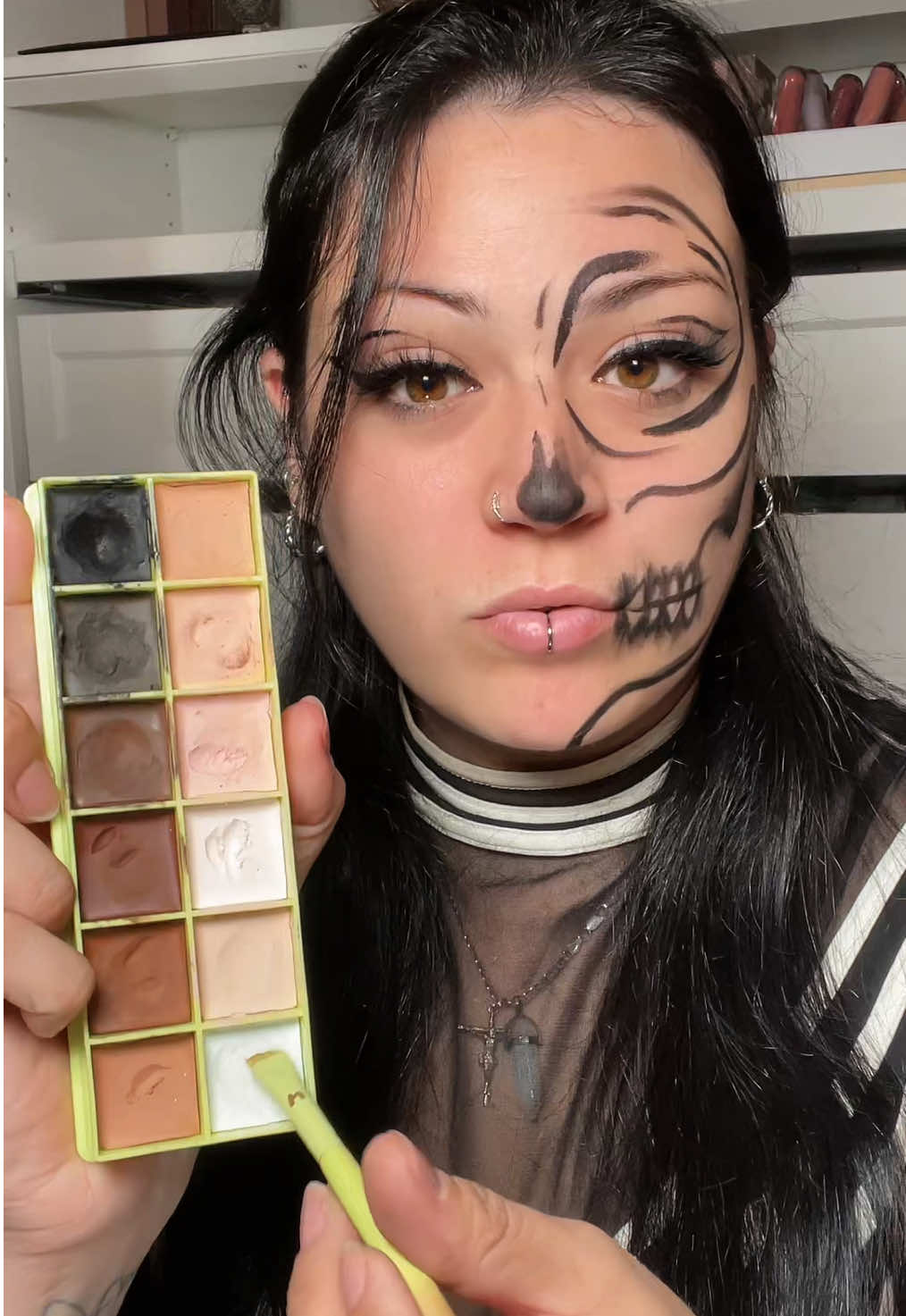 Amigos… your welcome 🖤 @🇬🇧MADEBYMITCHELL🇬🇧 colour case #parentsoftiktok #makeup #keylaremache #fyp #makeuphacks   
