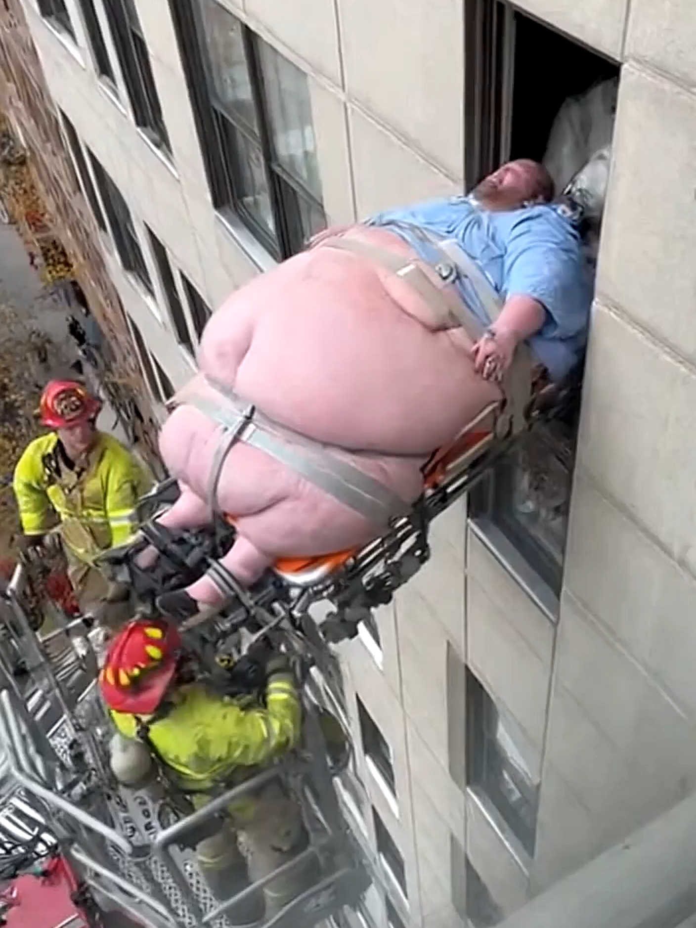 High-risk rescue for the big man! A man is so obese that he has to be extracted through the window of his seventh-floor apartment. A high-risk extraction given the height. The vigilant firefighters will do their best to ensure that everything goes smoothly. Suddenly, the stretcher slips slightly, causing more than one person to gasp. Fortunately, it was more of a scare than anything else! #Obese #Rescuemission #Extraction