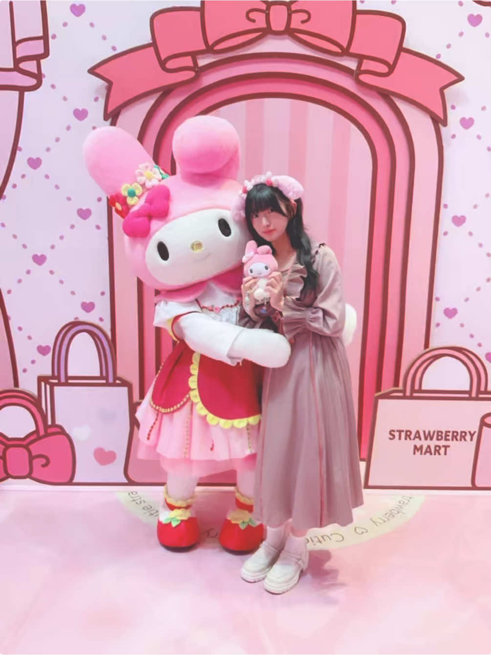 急遽お仕事前にソロピューロしてきた🏰🎀 ひさしぶりにメロディちゃんに会えてとっても嬉しい🩷 今回はかっこいいポーズ中心にお写真撮らせて頂きました📸 #サンリオピューロランド #マイメロディ 