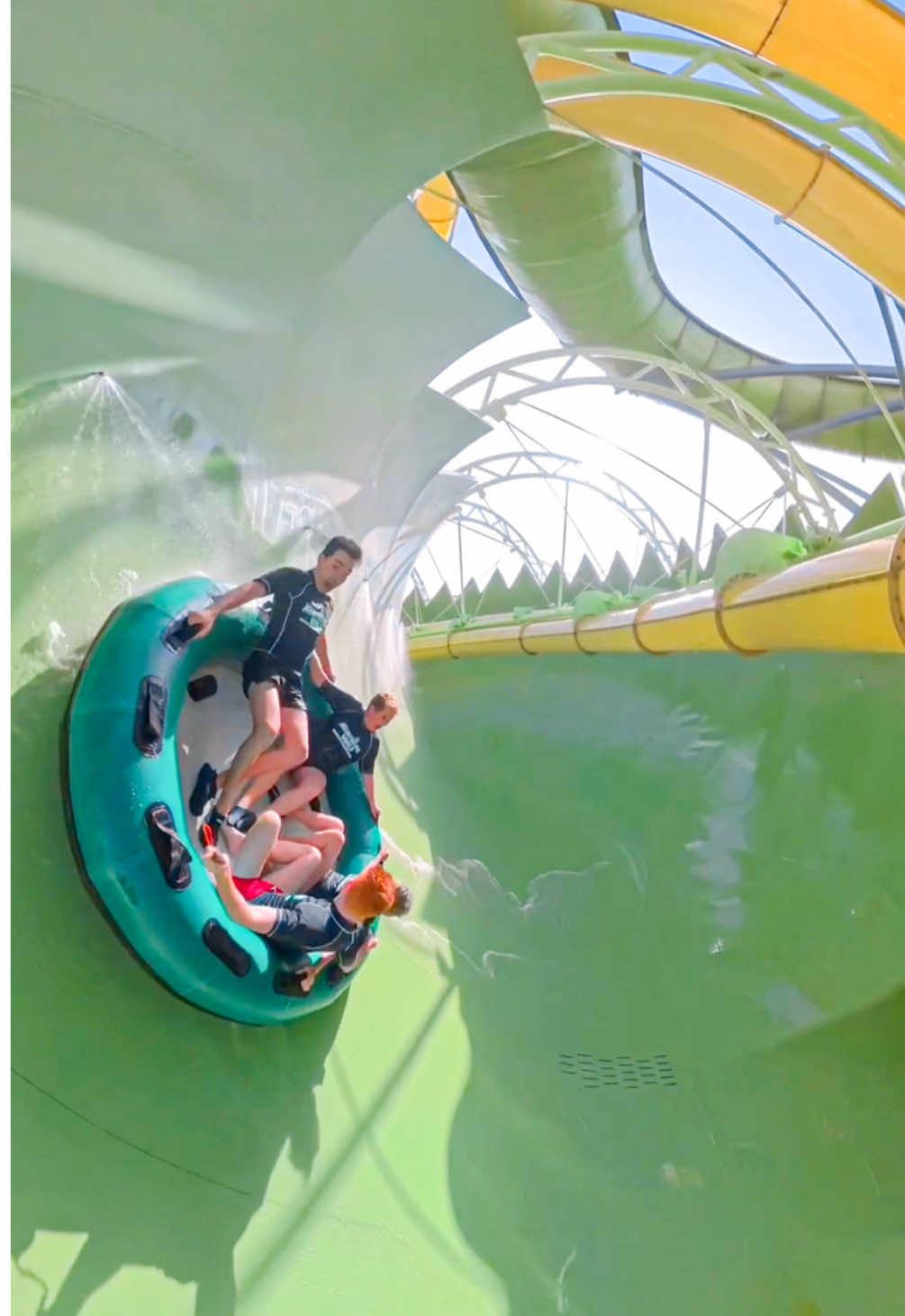 Wil jij het grootste waterpark ter wereld bezoeken? 🌴💦  Met meer dan 100 glijbanen, een kilometerslange lazy river en een privéstrand met uitzicht op Dubai heeft dit waterpark alles om je meerdere dagen te vermaken. Aquaventure ligt op het iconische palmeiland in Dubai. #atlantisthepalm #dubai #waterpark #adrenaline #waterslide 