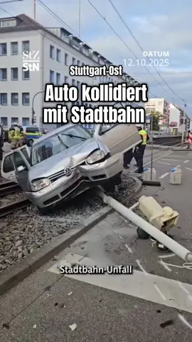 Eine 41 Jahre alte VW-Fahrerin ist am Sonntagnachmittag in der Neckarstraße in Stuttgart-Ost mit einer Stadtbahn der Linie U11 zusammengestoßen. Bei dem Unfall entstand Schaden in Höhe von rund 12.500 Euro. Mehr zum Unfall erfahrt ihr im Text. #unfall #stadtbahn #stuttgart 