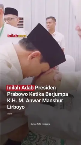 Adab di Atas Segalanya Dalam sebuah kunjungan ke Pondok Pesantren Lirboyo, Kediri, Presiden Prabowo Subianto tampak menundukkan diri dan mencium tangan KH. Anwar Manshur, pengasuh ponpes Lirboyo. Sebuah gestur sederhana — namun sarat makna. Begitulah cara seorang pemimpin bangsa meneladankan adab dan hormat kepada ulama. Di tengah derasnya arus konten dan kecepatan media hari ini, video ini menjadi pengingat: 🔸 Bahwa kehormatan seorang guru dan ulama tak boleh dijadikan bahan sensasi. 🔸 Bahwa kebebasan berekspresi mesti dibingkai dengan etika dan tanggung jawab moral. Sebagaimana pesan para tokoh NU, seperti Gus Nadir dan Cak Udin, “Pers boleh bebas, tapi tidak boleh liar. Kebebasan tanpa adab hanya akan melahirkan kekacauan.” Mari belajar dari adab para pemimpin — bukan sekadar mengejar rating dan viralitas, tapi menjaga marwah dan barokah ilmu di bumi Indonesia. #AdabDiAtasIlmu #PrabowoSubianto #KiaiAnwarManshur #Lirboyo #NU #AdabSantri #HormatiUlama #MediaBerkah #EtikaPers #InilahIndonesia #InilahNews #InilahCom
