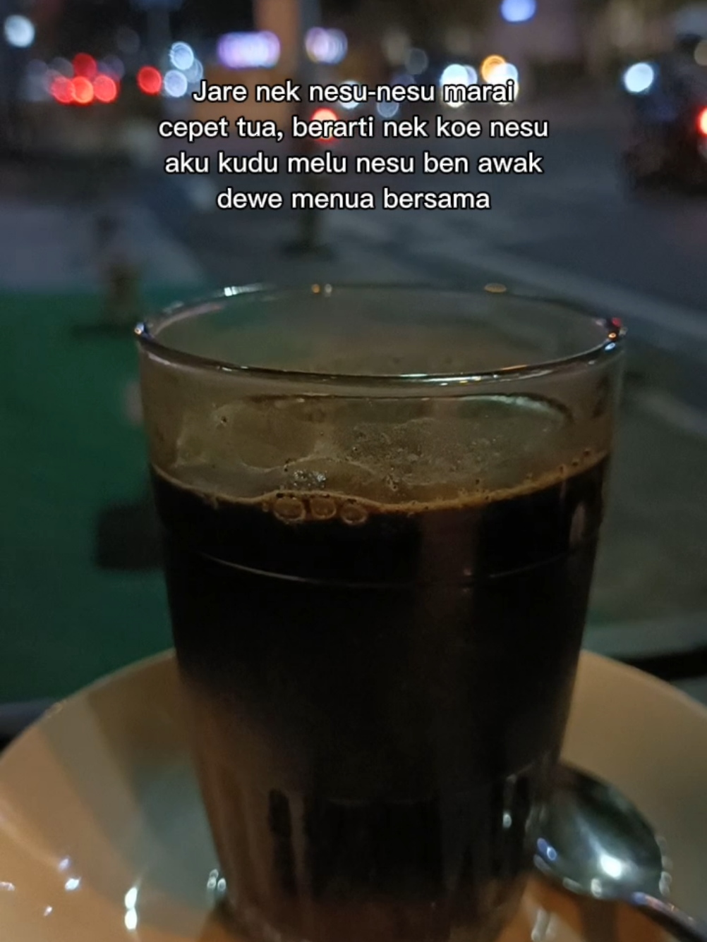 yamahaa montor reseeng ,, alaahh kepeseengg 😅 wes gek Ndang Rene merapat , dipikir Karo nyruput wedang , neng emperan di sambi jagongan , ndakyo gayeeng tenan 🍃☕ #angkringan #tulungagung24jam #tulungagung #emperan 