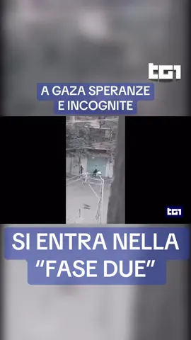 Tornati a casa gli #ostaggi, si apre ora la “fase due” dell’accordo. Restano però molti nodi da sciogliere, a partire dalla mancata restituzione di tutti i corpi dei rapiti morti in prigionia. #Tg1 Matteo Alviti