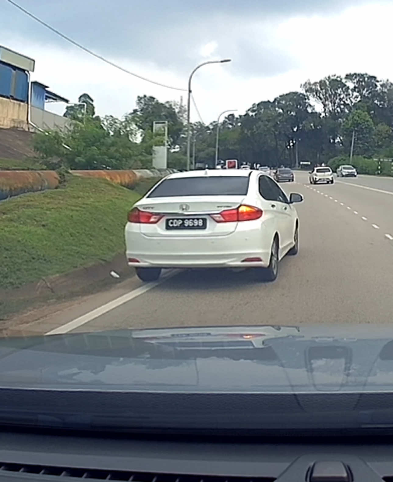 KUANTAN - Honda City berwarna putih (CDP9698); Apabila pakai kereta TERPALING HONDA, memang bawak kereta jenis tak pandai nak berhenti tekan brek dulu ke? ke tinggal otak dekat pejabat?